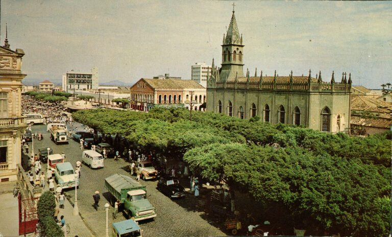 Avenida Getúlio Vargas, Feira de Santana/BA. Série: IBGE - Acervo dos municípios brasileiros