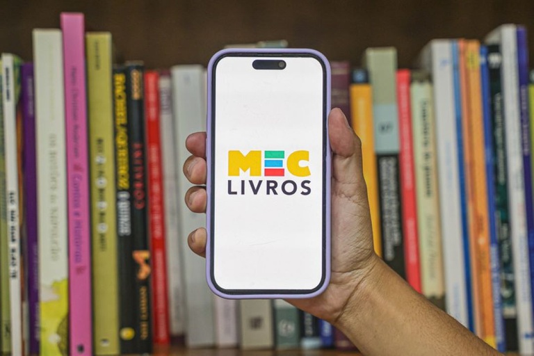 Ampliação do acervo gratuito da plataforma MEC Livros para 25 mil títulos disponíveis ao público.