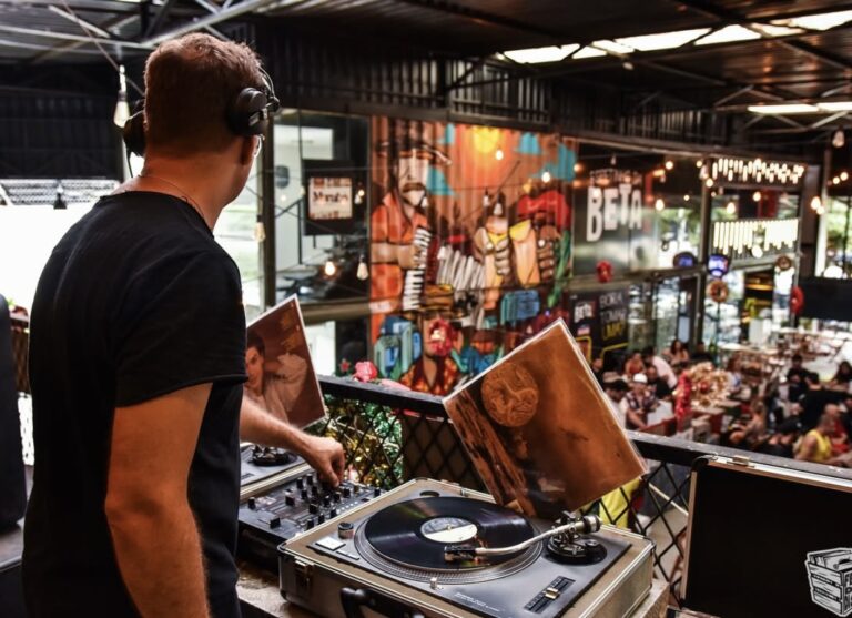 DJ Márcio Campos agita primeiro Vinil Coffee Clube, com LPs e opções de café gourmet em clima ‘aesthetic’